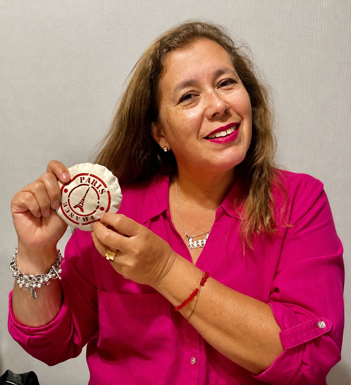 Mónica Vanden Bosch y una de sus creaciones
