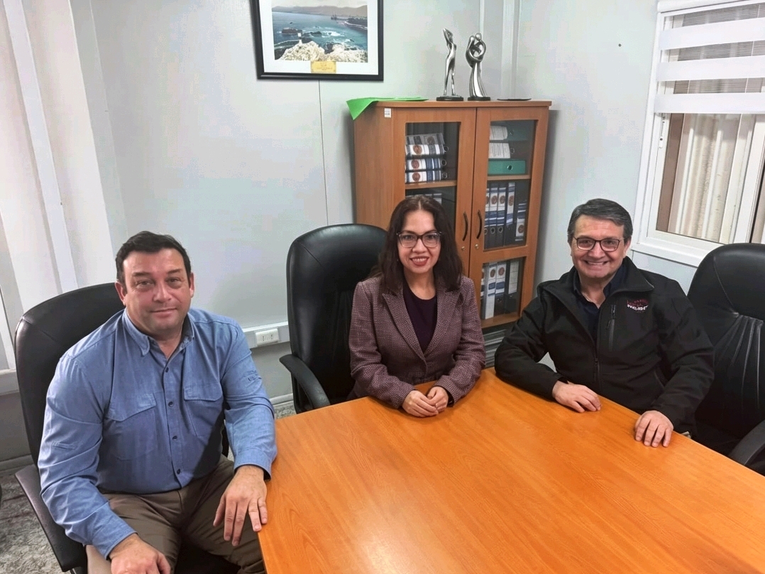 Alejandro Gorayeb, Director de la Cámara Minera de Chile; Adriana Rivera, Alcaldesa de M. Sierra Gorda; Manuel Viera, Presidente de la Cámara Minera de Chile.