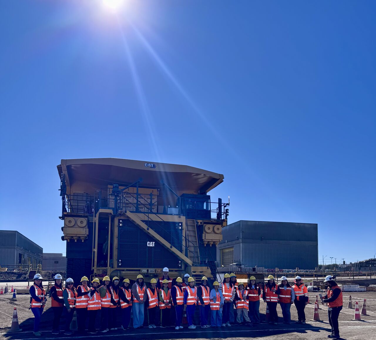 Visita niñas al CSAR_ camion_ Fundación Ingeniosas.jpg (1)
